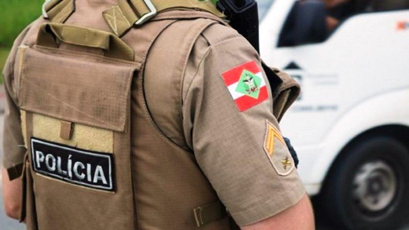Jovem é preso por matar o pai e esfaquear a irmã
