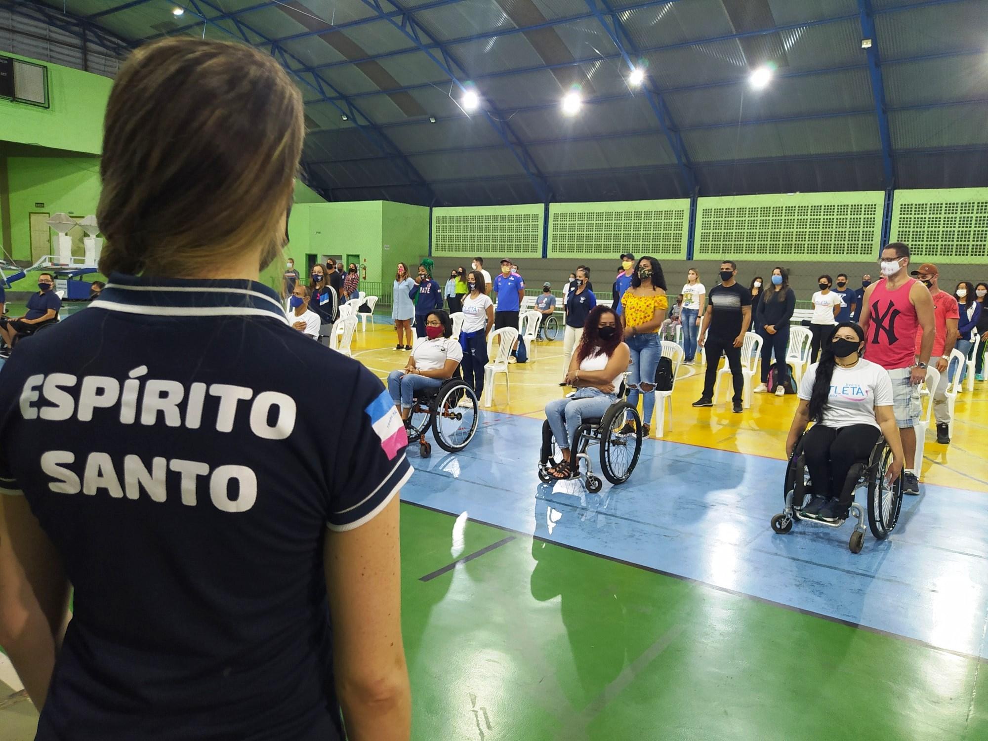 Casagrande realiza entrega de kits esportivos para contemplados pelo Bolsa Atleta