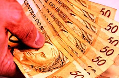 Empréstimo em financeira custa quase o dobro do que nos bancos