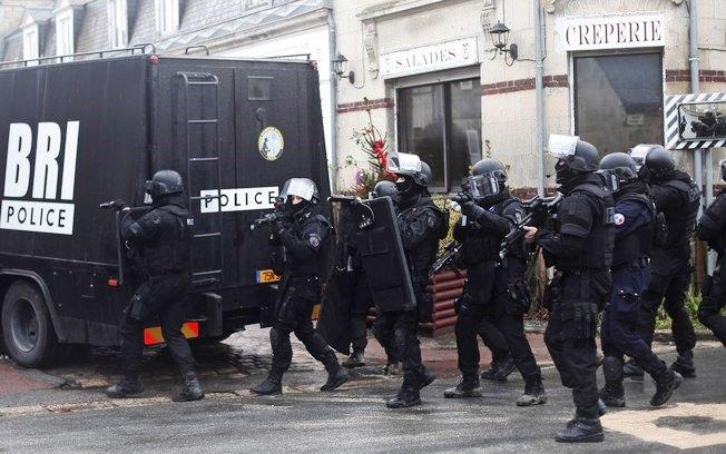 Professor é decapitado na França; polícia investiga caso como ataque terrorista