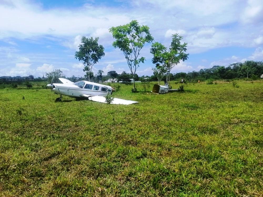 Avião bate em vaca durante decolagem e parte ao meio; piloto e passageiros sobrevivem