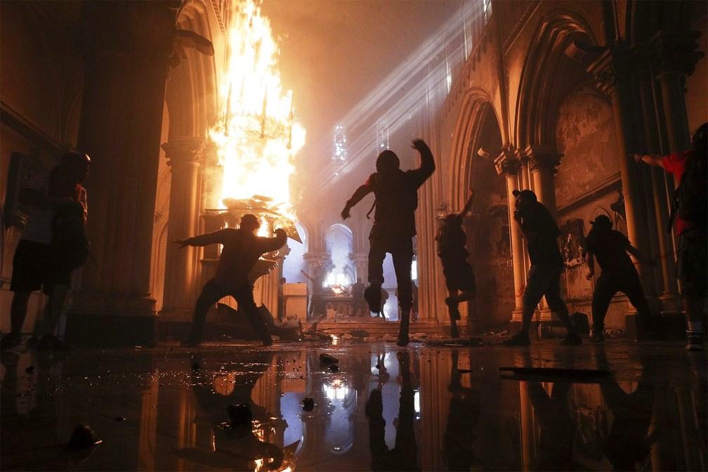 Igrejas são queimadas no Chile em protestos que marcam 1 ano de atos por igualdade