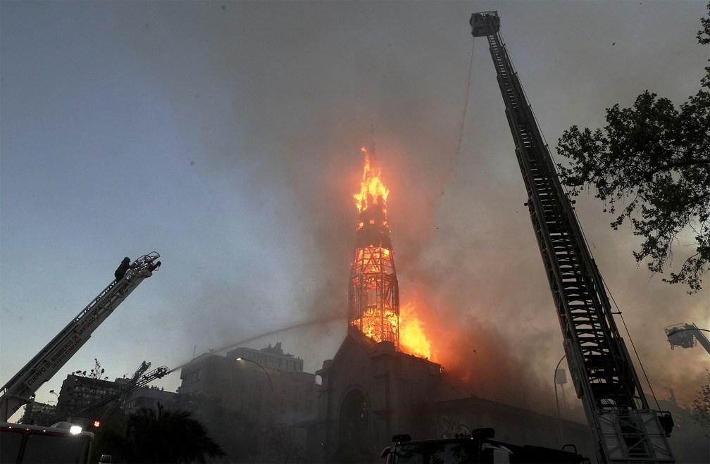Igrejas são queimadas no Chile em protestos que marcam 1 ano de atos por igualdade