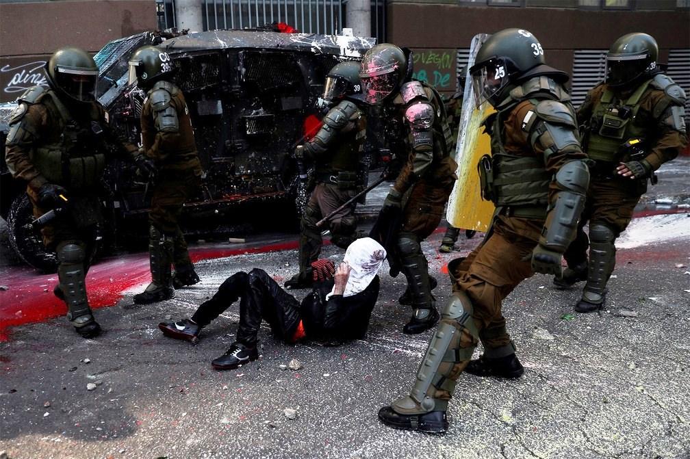 Igrejas são queimadas no Chile em protestos que marcam 1 ano de atos por igualdade