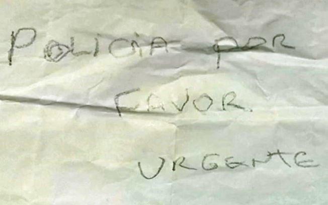 Bilhete em maço de cigarro salva mulher de cárcere privado
