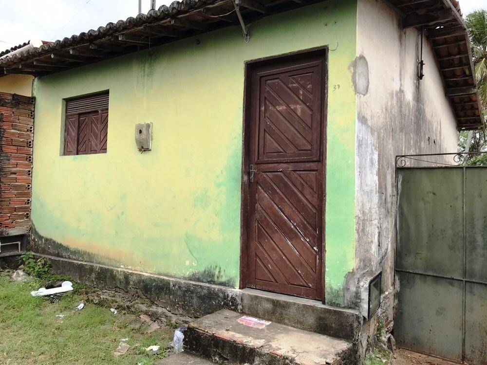 Casal é assassinado dentro de casa e polícia encontra menina de 1 ano ao lado dos corpos