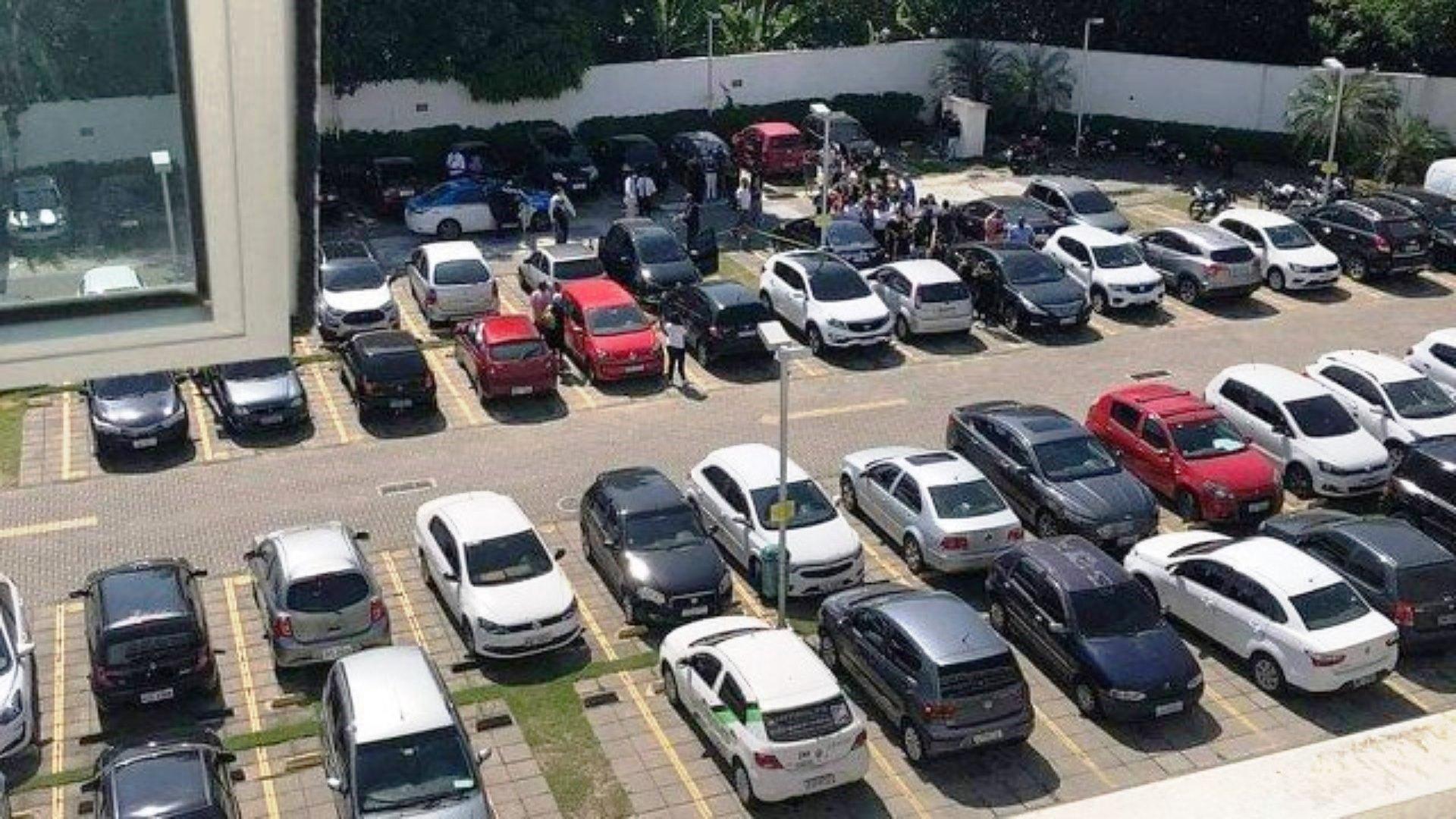 Casal é encontrado morto dentro de carro estacionado em shopping