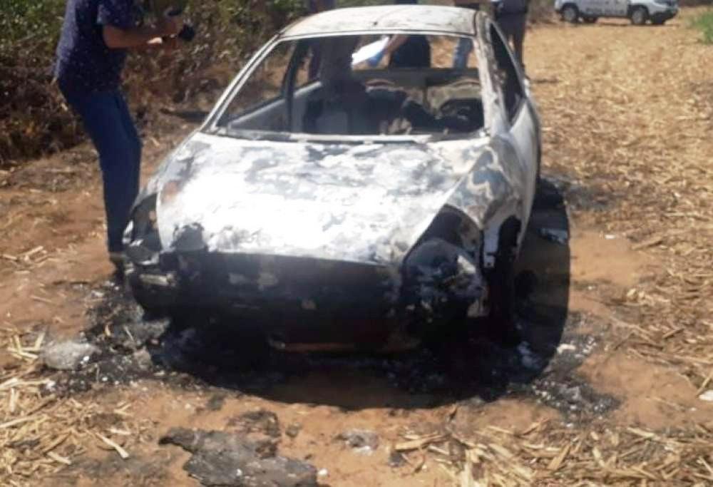 Gestante e homem encontrados mortos em carro foram amarrados e queimados vivos, diz delegado