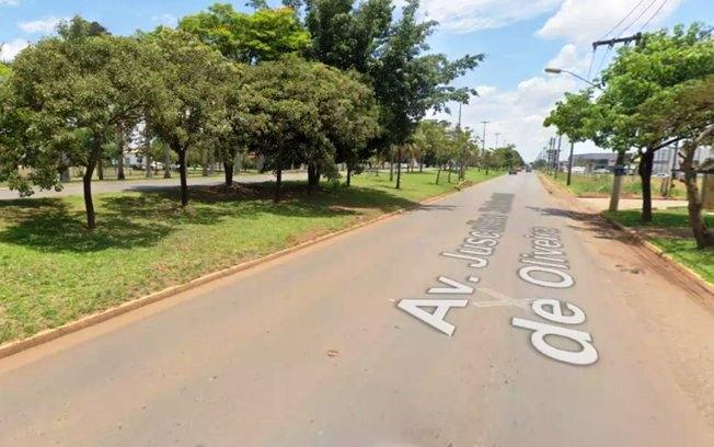 Após tentativa de calote, homem apanha de prostitutas e acaba nu no meio da rua