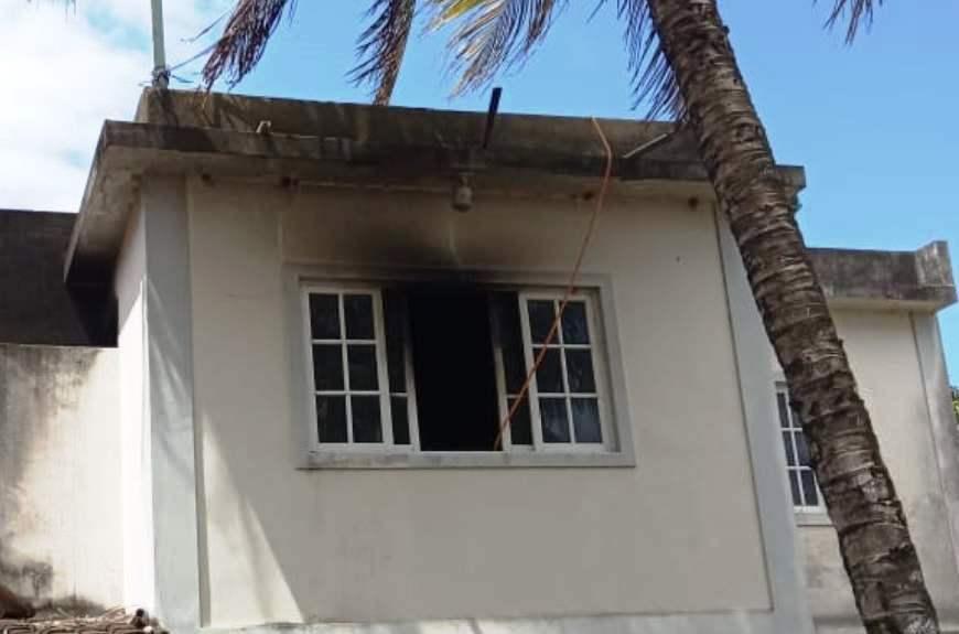 Mulher incendeia casa com a mãe e irmão de 11 anos trancados