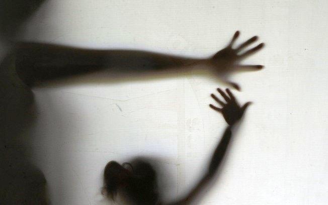 Menina de 9 anos é estuprada pelo próprio pai e pelo vizinho dela