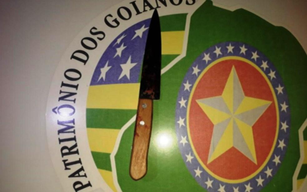 Mãe alcoolizada é presa suspeita de matar filho a facadas que estava deitado na cama