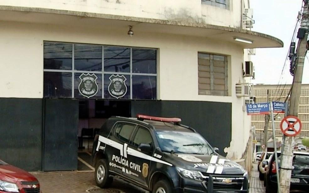 Mãe alcoolizada é presa suspeita de matar filho a facadas que estava deitado na cama