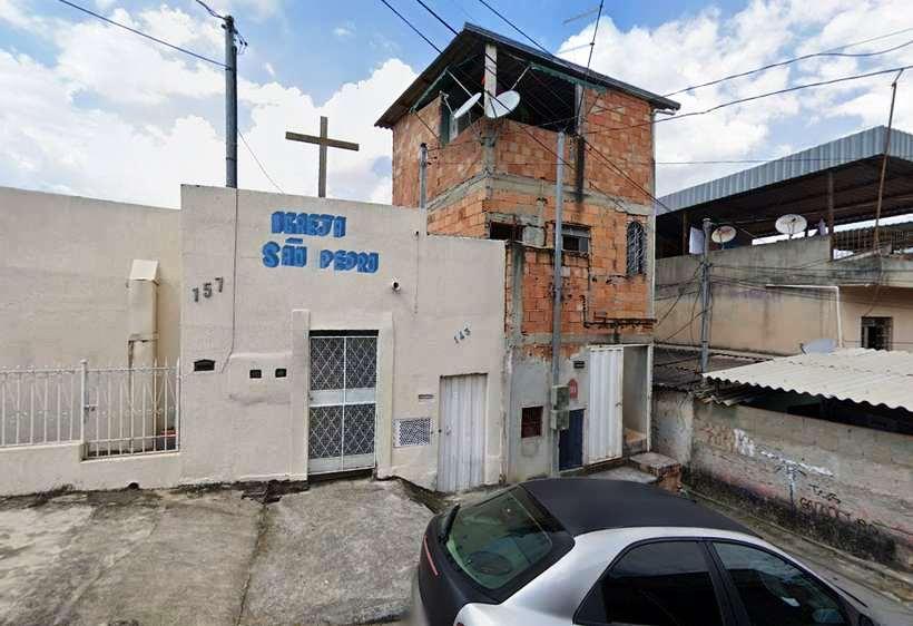 Homem é espancado, esfaqueado e amarrado de cabeça para baixo em grade de igreja