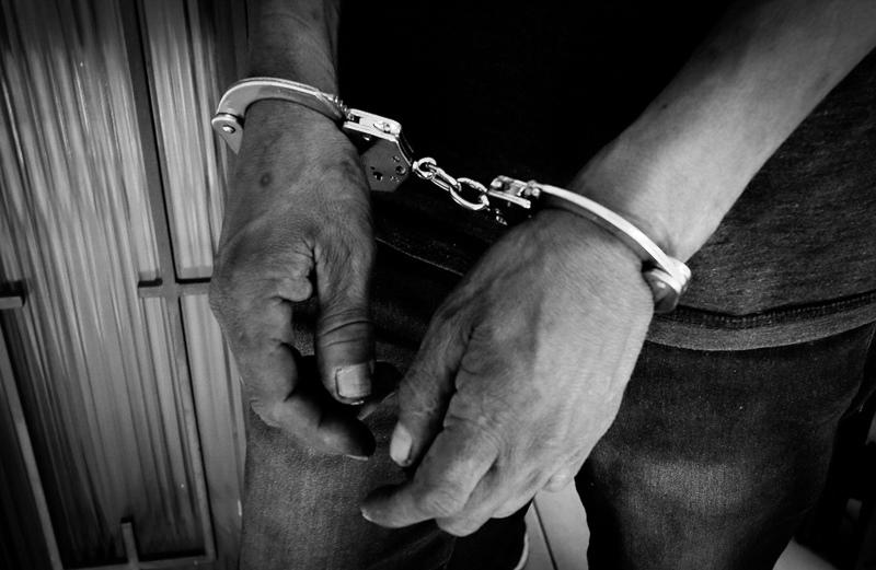 Pai é preso por trancar filha em casa cercada por restos de comida e estuprá-la