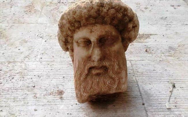 Estátua de deus grego é encontrada em obras de esgoto em Atenas