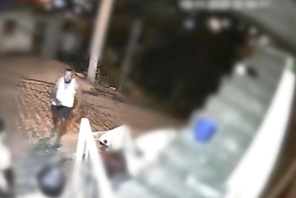Homem com faca na mão persegue mulher no meio da rua