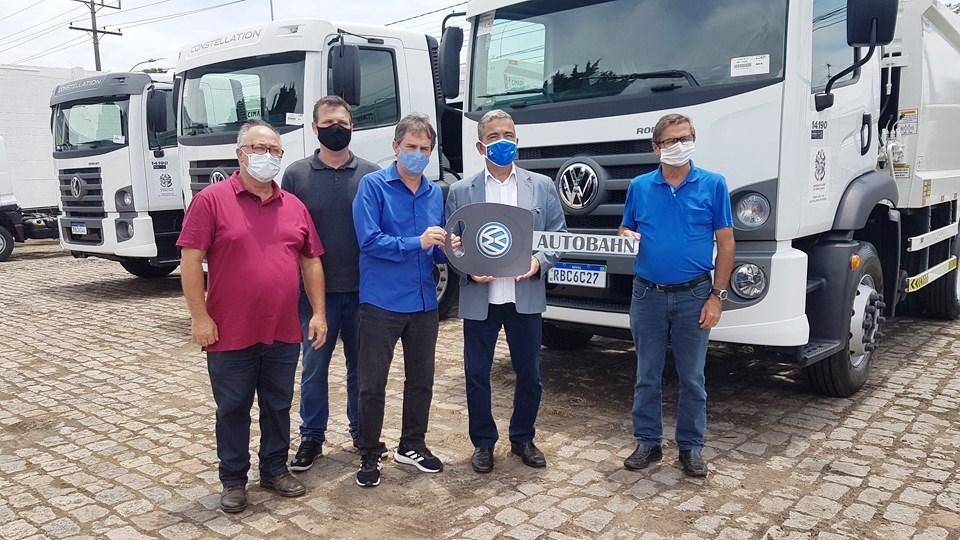 Governo do Estado entrega caminhões compactadores para municípios