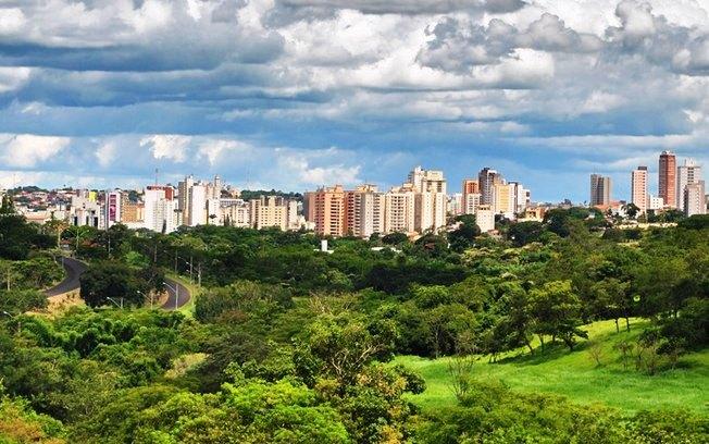 Criança acorrentada e mantida em cárcere é resgatada em MG