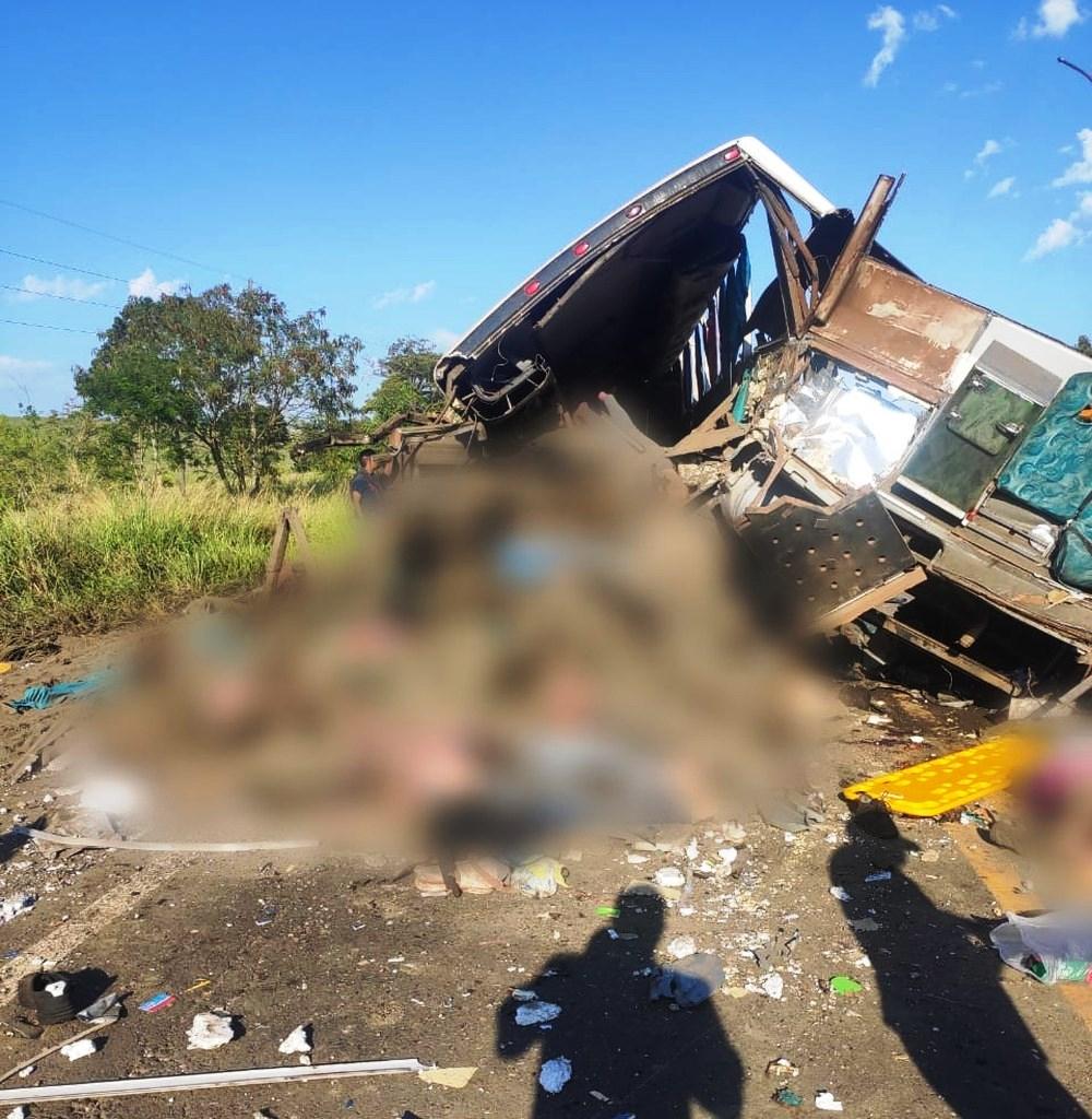 Acidente em rodovia no interior de SP provoca 41 mortes, diz PM