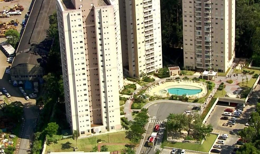 Criança morre em hospital depois de cair de prédio