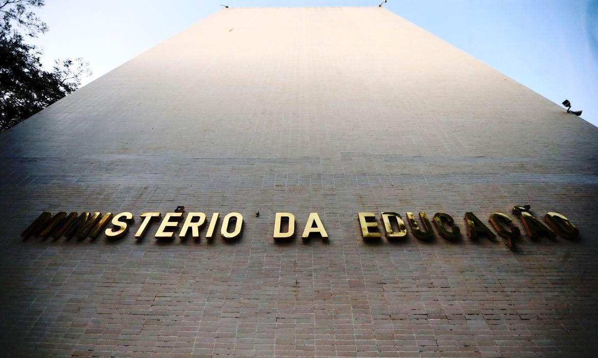 MEC determina volta às aulas presenciais a partir de janeiro