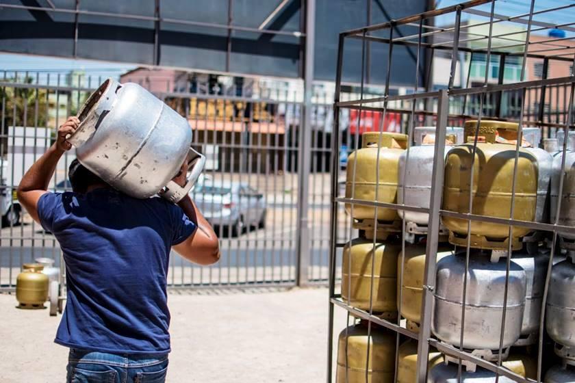 Preço do gás de cozinha vendido às distribuidoras sobe 5% nesta quinta