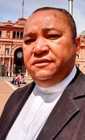 Padre é acusado de violência sexual e de praticar orgias gays, diz revista