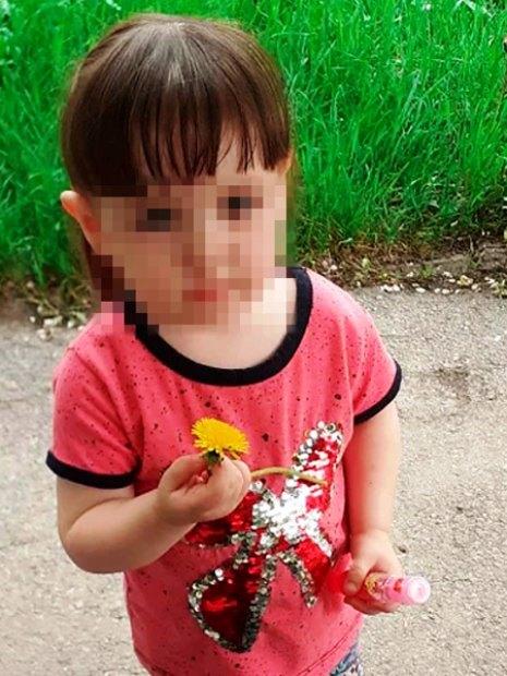 Menina de 3 anos morre ‘congelada’ na porta de casa e mãe alega sonambulismo