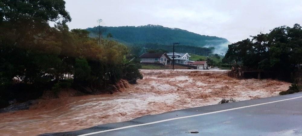 Chuva forte em SC deixa sete mortos no Vale do Itajaí, diz Defesa Civil; há desaparecidos