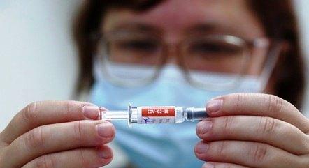 Ao menos 16 países já vacinam a população para prevenir covid-19