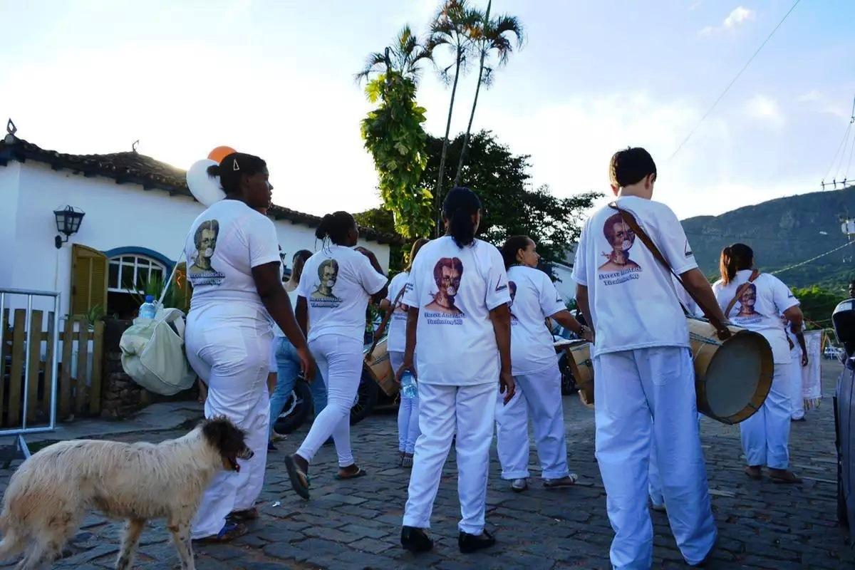 Padre proíbe congado dentro de igreja e é acusado de preconceito