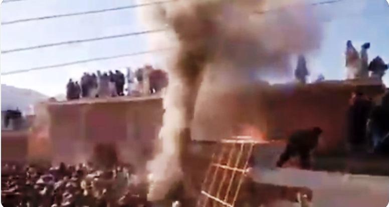 Multidão de fiéis destrói templo hindu no Paquistão