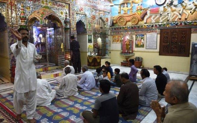 Multidão de fiéis destrói templo hindu no Paquistão