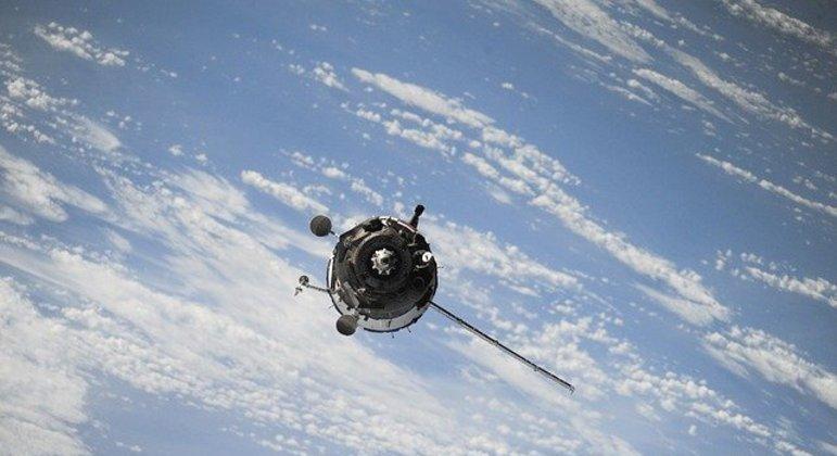Japão está construindo satélites de madeira para reduzir lixo espacial