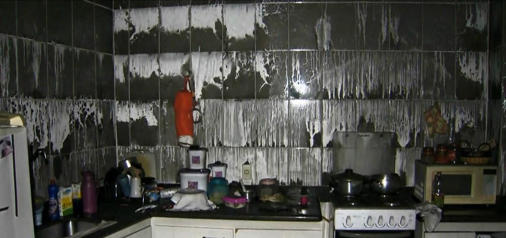 Incêndio atinge garagem e família fica presa dentro de casa