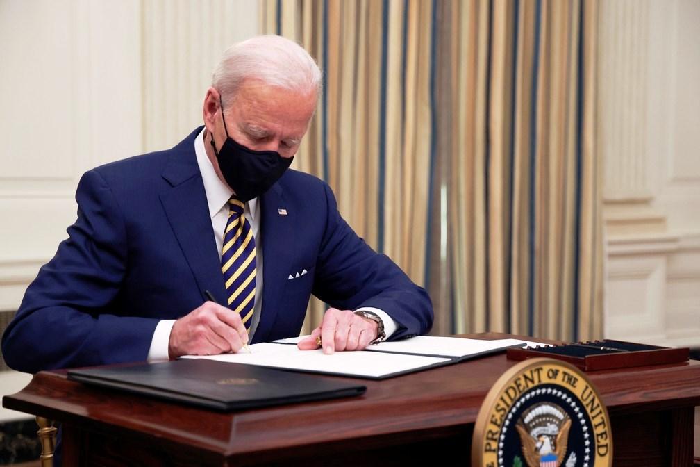 Biden assina medidas de auxílio à população americana