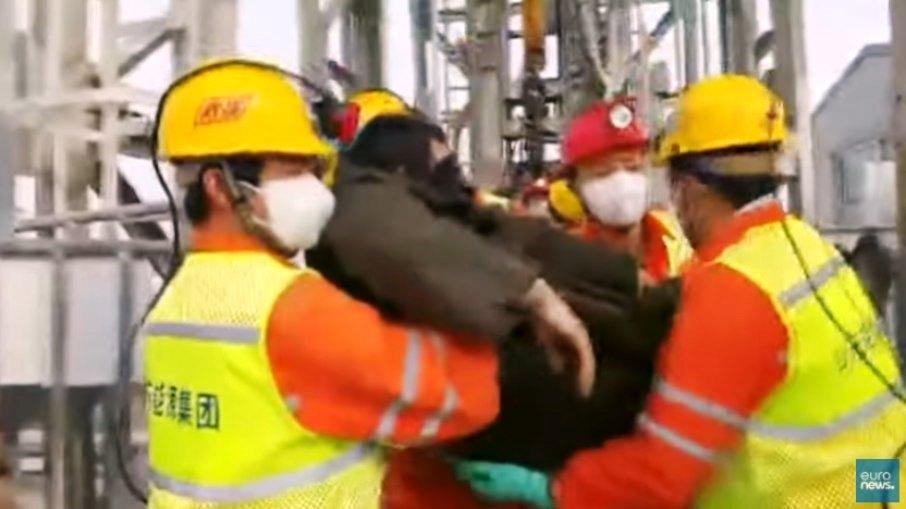 Equipes resgatam 11 mineiros soterrados na China há 14 dias