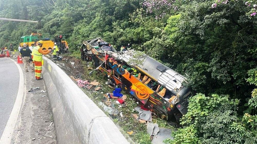 Acidente com ônibus na BR-376 deixa 21 mortos e 33 feridos, diz PM