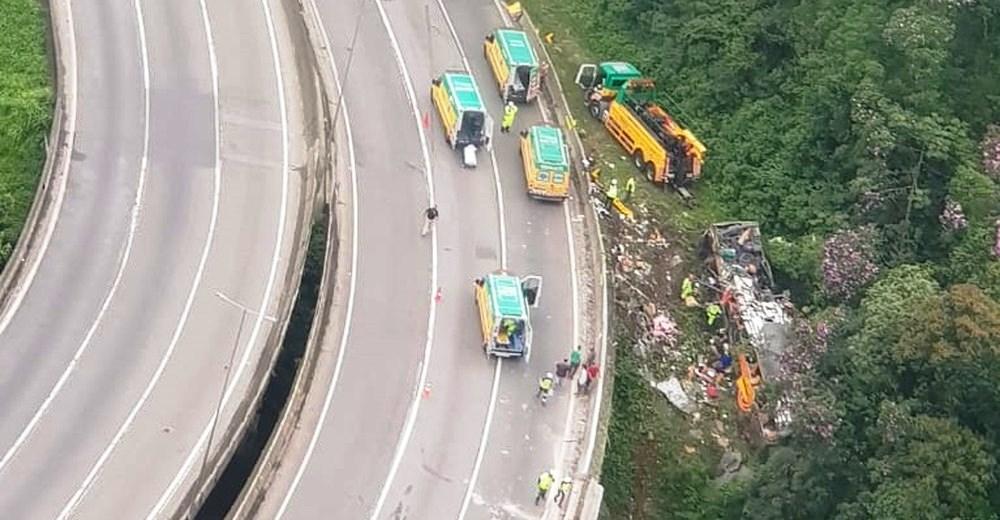 Acidente com ônibus na BR-376 deixa 21 mortos e 33 feridos, diz PM