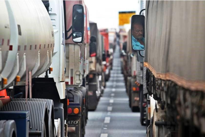 Sentimento de “traição” com aumento do diesel impulsiona greve dos caminhoneiros