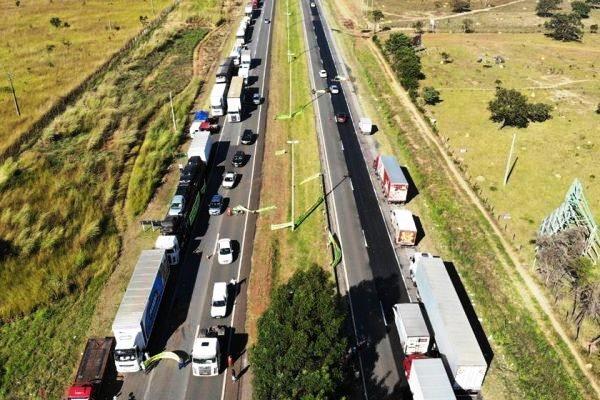 Caminhoneiros dizem que farão greve a partir desta segunda-feira (1º), apesar do apelo de Bolsonaro