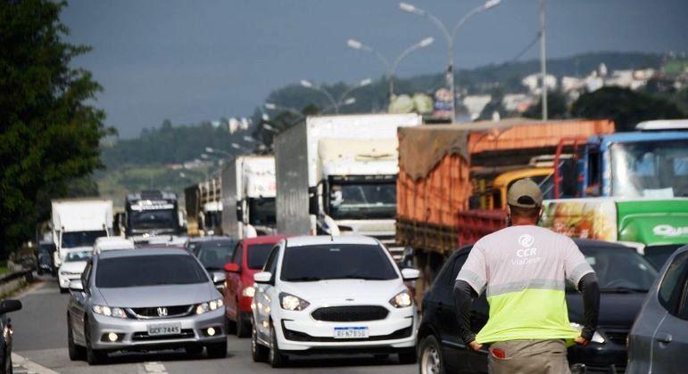 Caminhoneiros param em pontos isolados após governo negar greve