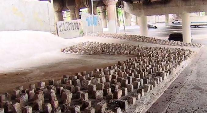 Prefeitura de SP põe pedras em viadutos para evitar moradores de rua