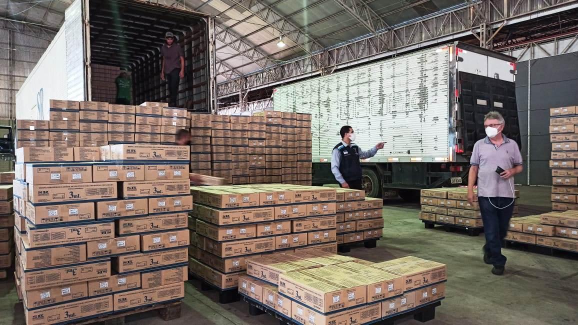 Espírito Santo recebe novo lote de 2,3 milhões de seringas para imunização contra a Covid-19