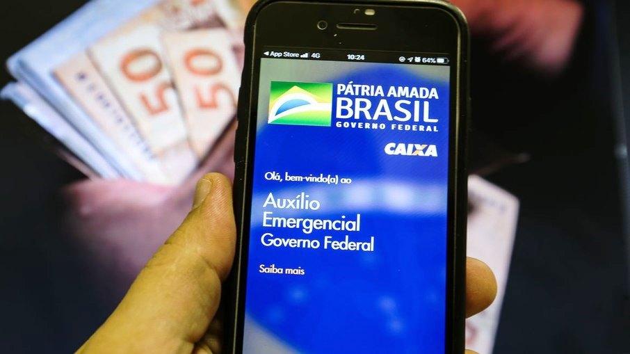 Governo quer auxílio emergencial com novo nome e parcelas de R$ 200, diz jornal