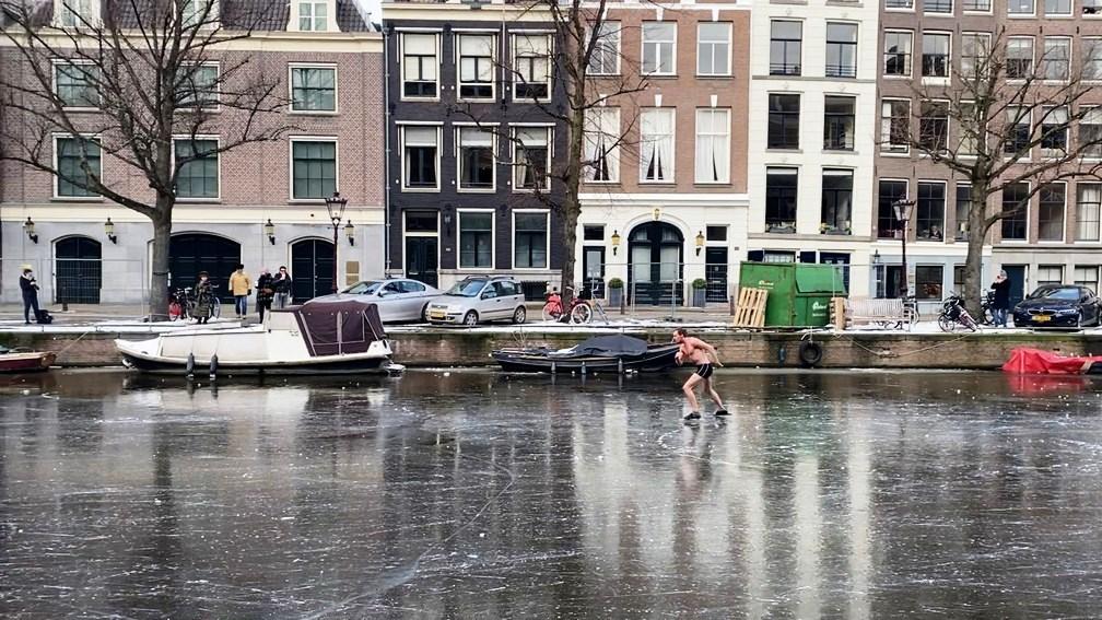 Homem que patinava de sunga cai em canal congelado na Holanda