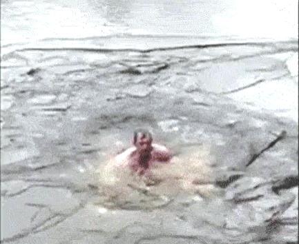 Homem que patinava de sunga cai em canal congelado na Holanda