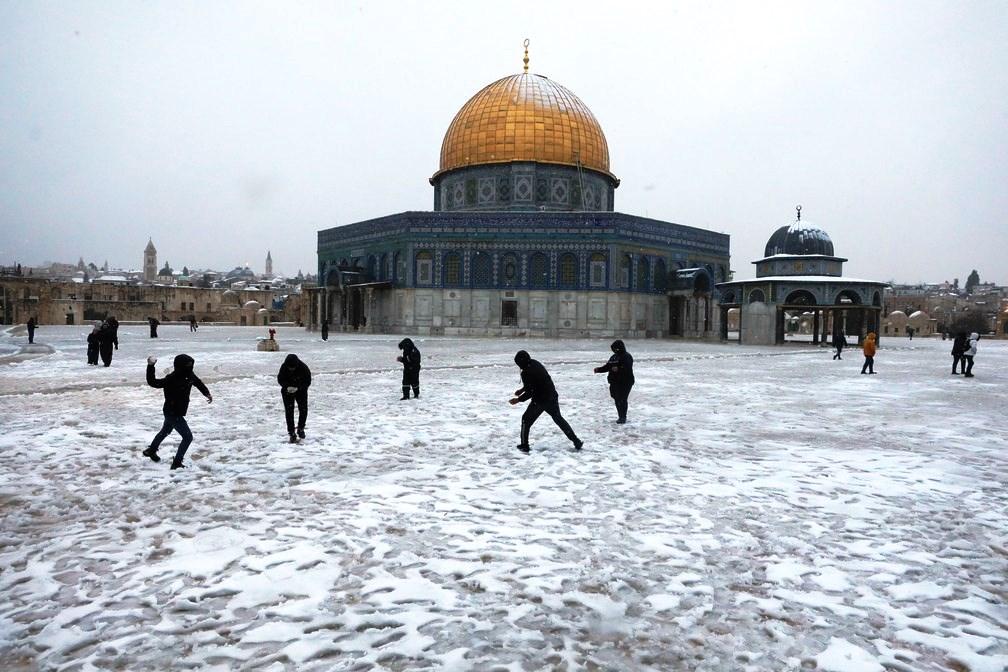 Jerusalém amanhece coberta por neve após seis anos