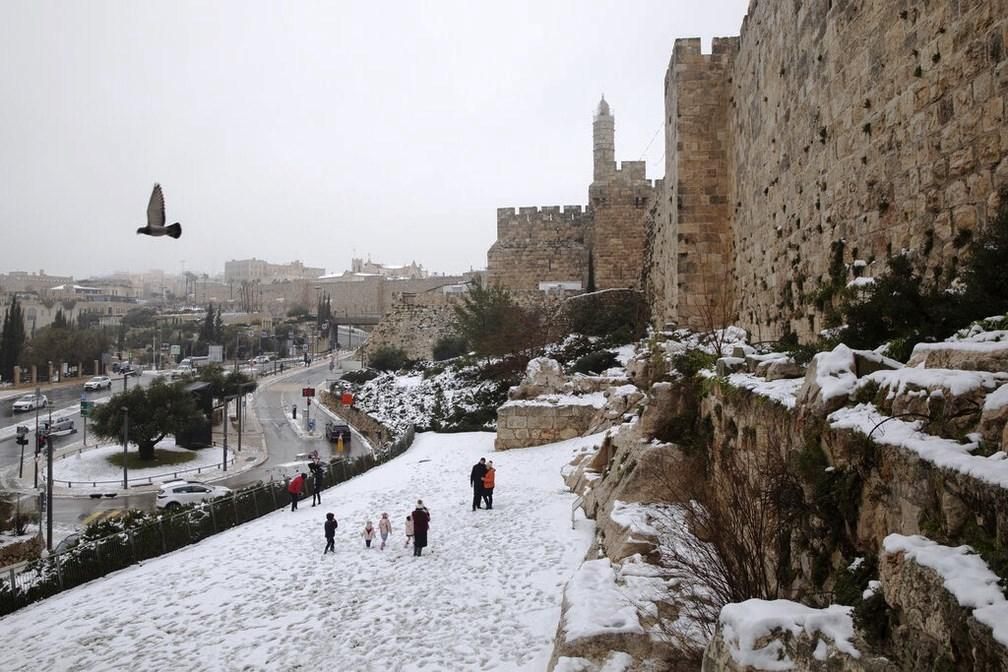 Jerusalém amanhece coberta por neve após seis anos